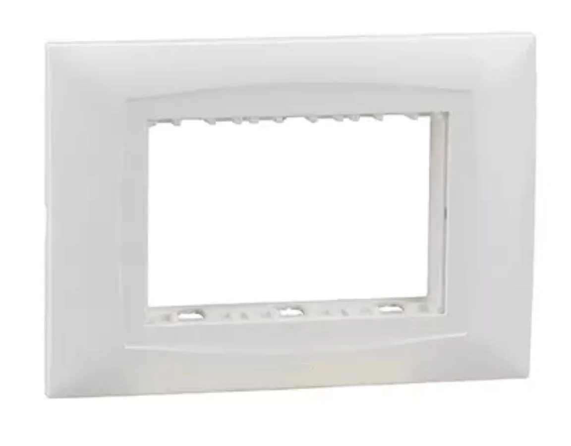 Legrand Britzy 3 Module White Cover Plate 673493